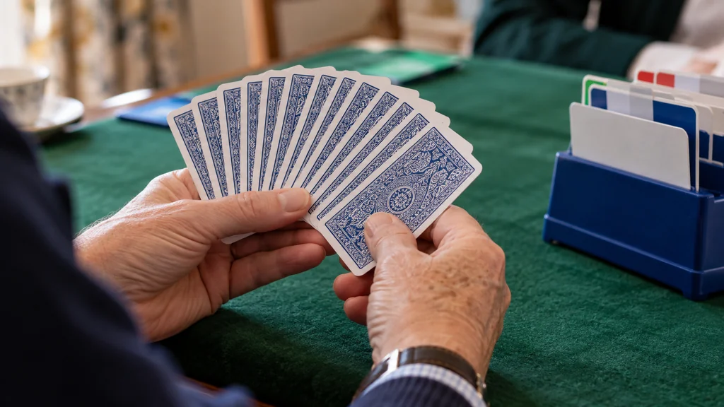 Main de cartes et boîte d’enchères lors d’une partie de bridge